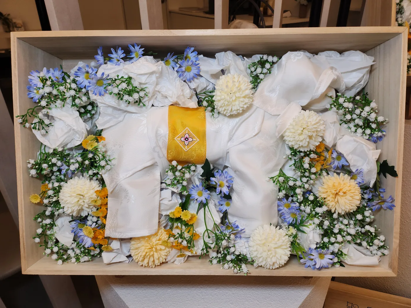 수의와 함께 정성껏 준비된 꽃 장식
